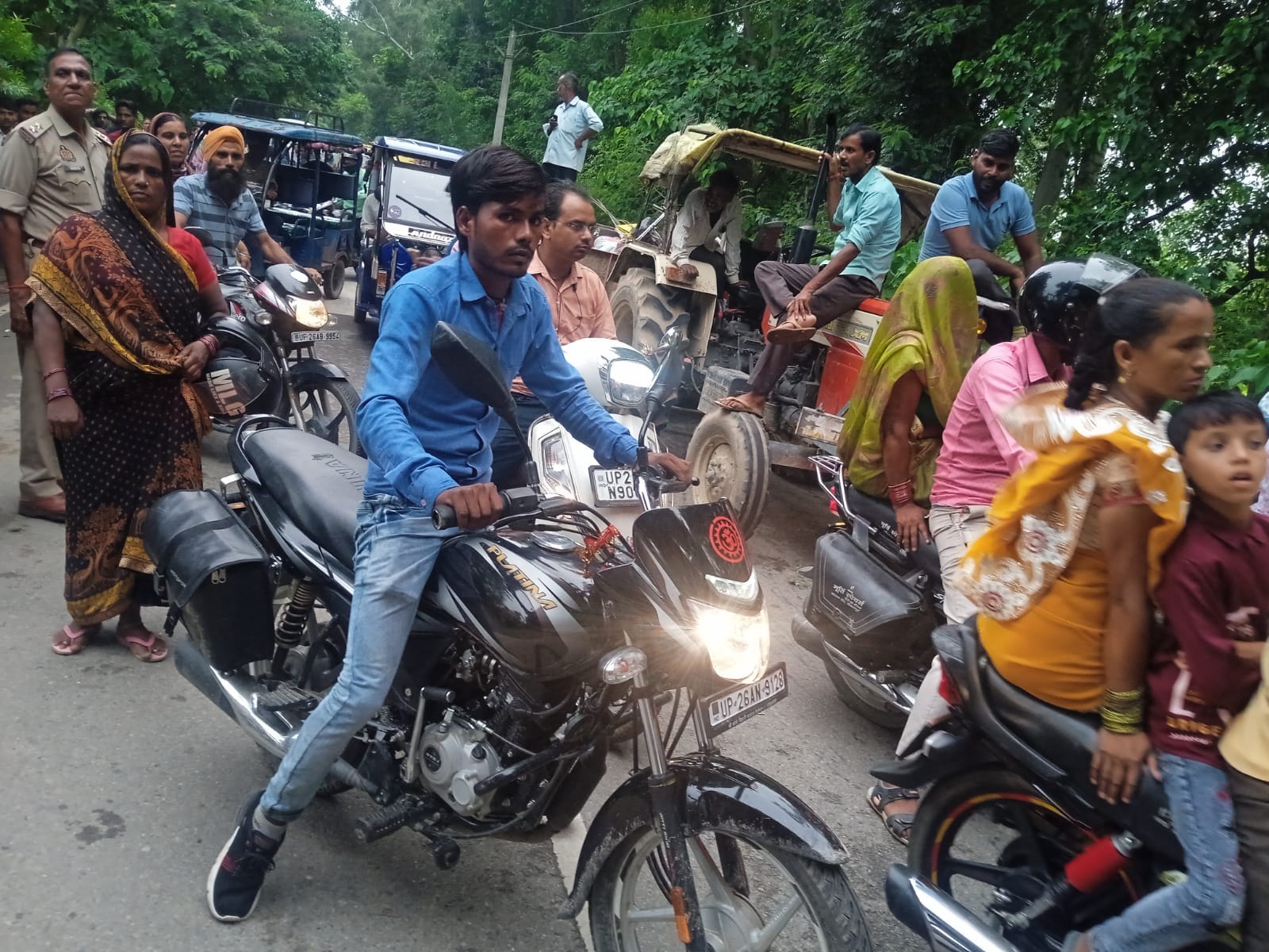 बीसलपुर देवरिया रोड के गोरी पट़टी मोड पर धरने पर बैठे कांवडियो के घर वाले । संवाद