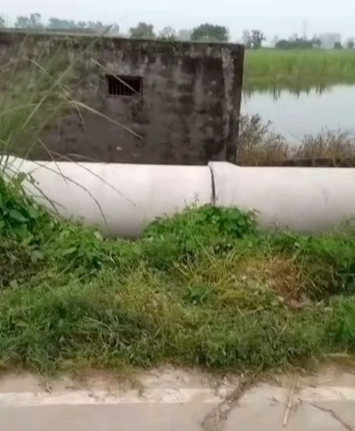 फोटो 18: सड़क के लेवल से ऊपर बिछाई जा रही पाइप लाइन को लेकर निगम अधिकारियों के खिलाफ प्रदर्शन क फोटो 18: सड़क के लेवल से ऊपर बिछाई जा रही पाइप लाइन को लेकर निगम अधिकारियों के खिलाफ प्रदर्शन क