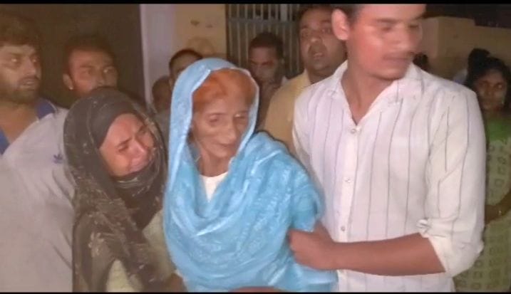 फोटो :40: गोहाना में रात को फल विक्रेता की हत्या के बाद विलाप करती मां शांति को ढांढस बंधाते आस