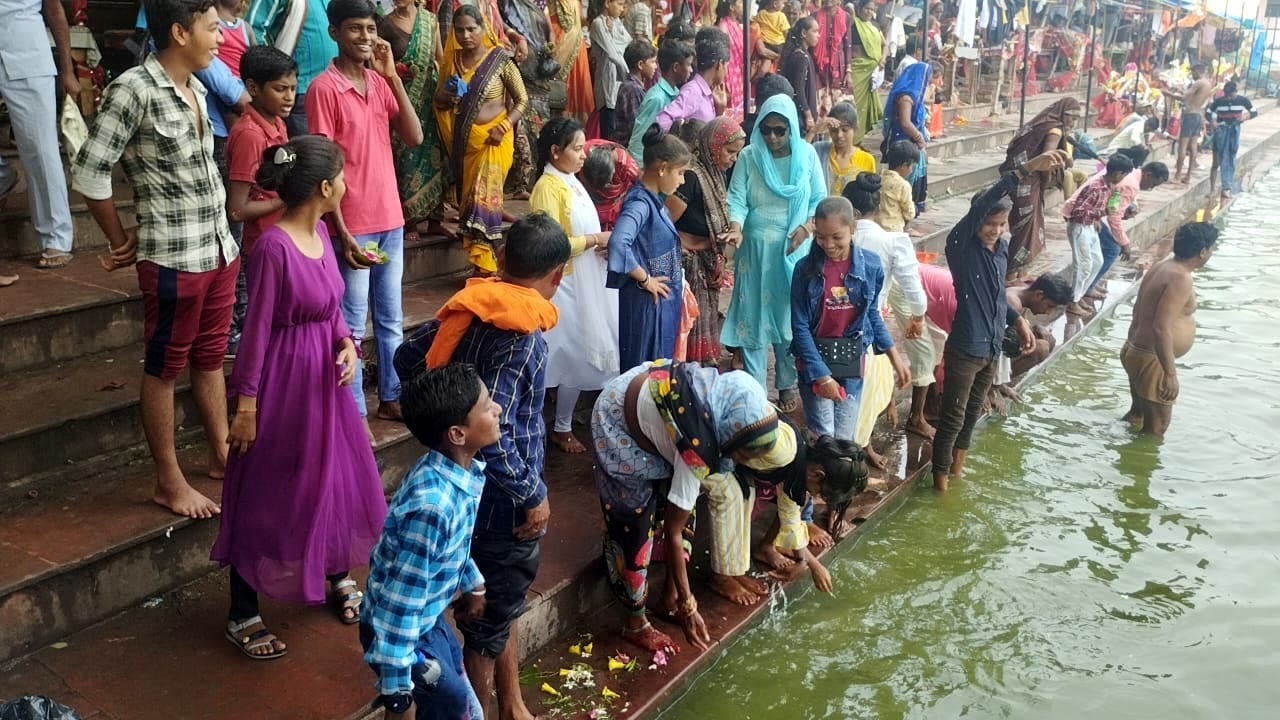 गोला के शिव मंदिर में दर्शन के लिए दिव्यांगों को गोद में उठाकर ले जाता पुलिसकर्मी। गोला के शिव मंदिर में दर्शन के लिए दिव्यांगों को गोद में उठाकर ले जाता पुलिसकर्मी।