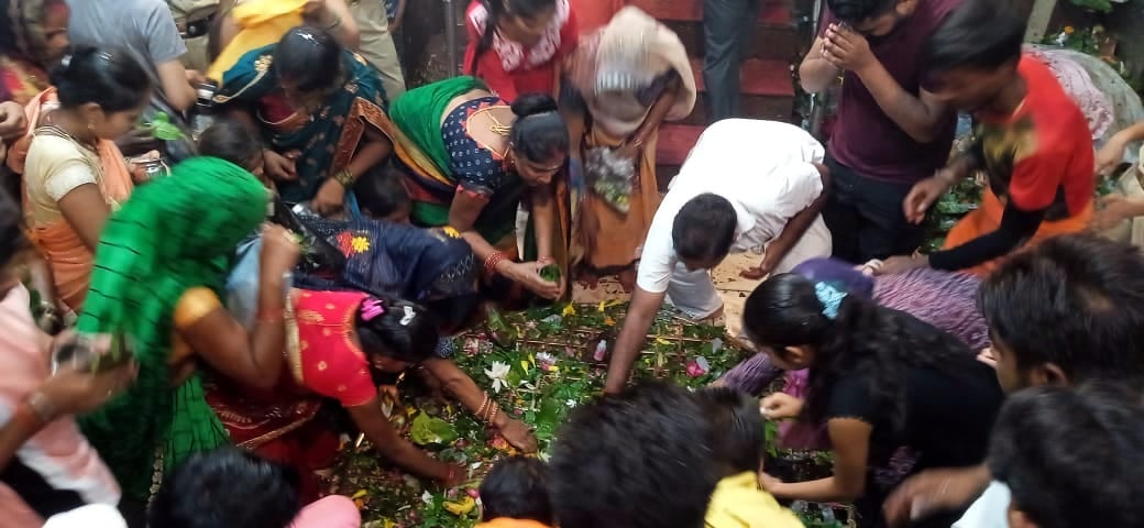 गोला के शिव मंदिर में दर्शन के लिए दिव्यांगों को गोद में उठाकर ले जाता पुलिसकर्मी। गोला के शिव मंदिर में दर्शन के लिए दिव्यांगों को गोद में उठाकर ले जाता पुलिसकर्मी।