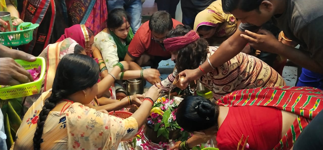 गोला के शिव मंदिर में दर्शन के लिए दिव्यांगों को गोद में उठाकर ले जाता पुलिसकर्मी। गोला के शिव मंदिर में दर्शन के लिए दिव्यांगों को गोद में उठाकर ले जाता पुलिसकर्मी।