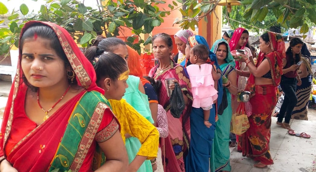 गोला के शिव मंदिर में दर्शन के लिए दिव्यांगों को गोद में उठाकर ले जाता पुलिसकर्मी। गोला के शिव मंदिर में दर्शन के लिए दिव्यांगों को गोद में उठाकर ले जाता पुलिसकर्मी।