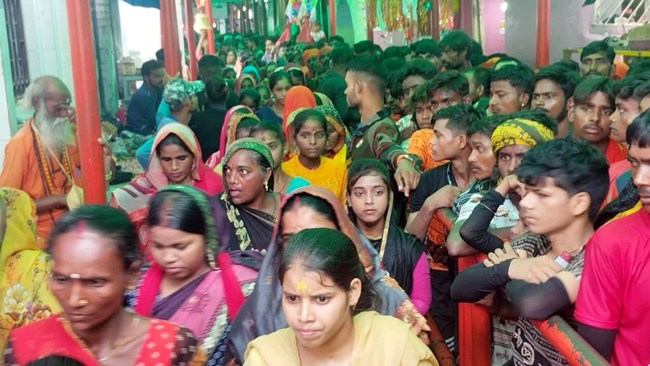 गोला के शिव मंदिर में दर्शन के लिए दिव्यांगों को गोद में उठाकर ले जाता पुलिसकर्मी। गोला के शिव मंदिर में दर्शन के लिए दिव्यांगों को गोद में उठाकर ले जाता पुलिसकर्मी।