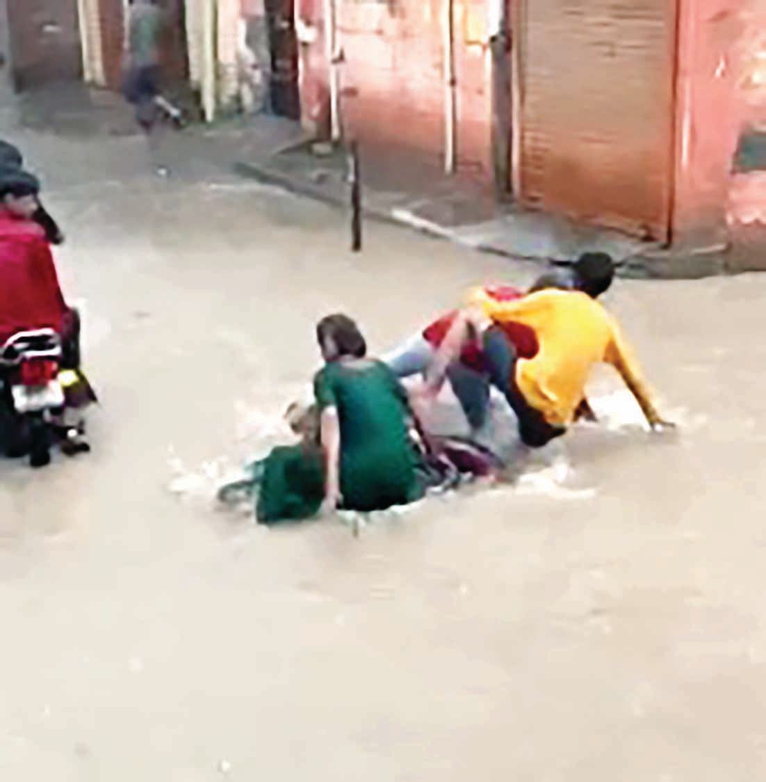 हिसार शहर में शाम के समय झमाझम बारिश के बीच से गुजरती कार। हिसार शहर में शाम के समय झमाझम बारिश के बीच से गुजरती कार।