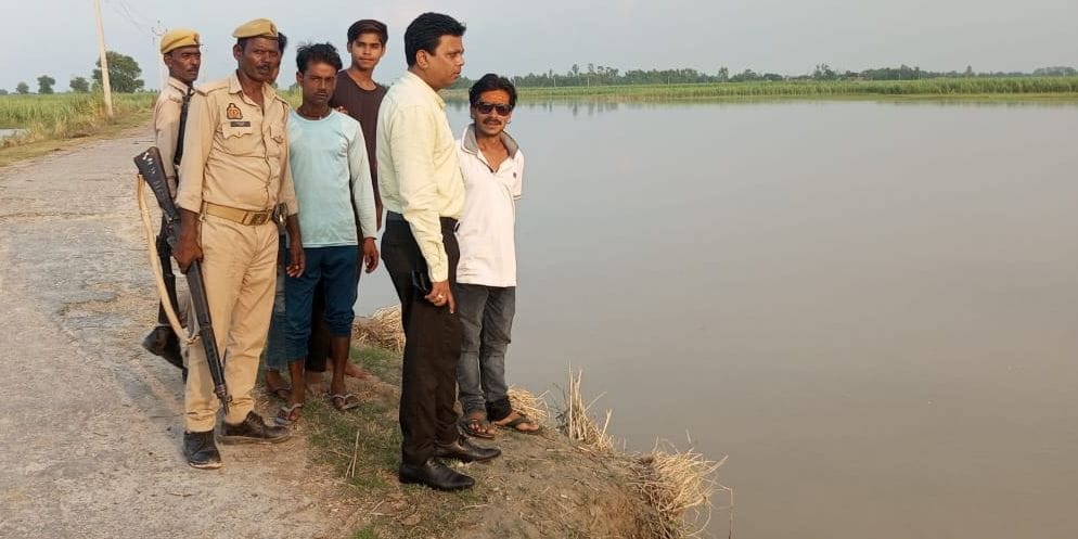 जलालाबाद-ढाईघाट स्टेट हॉइवे पर आया गंगा की बाढ़ का पानी