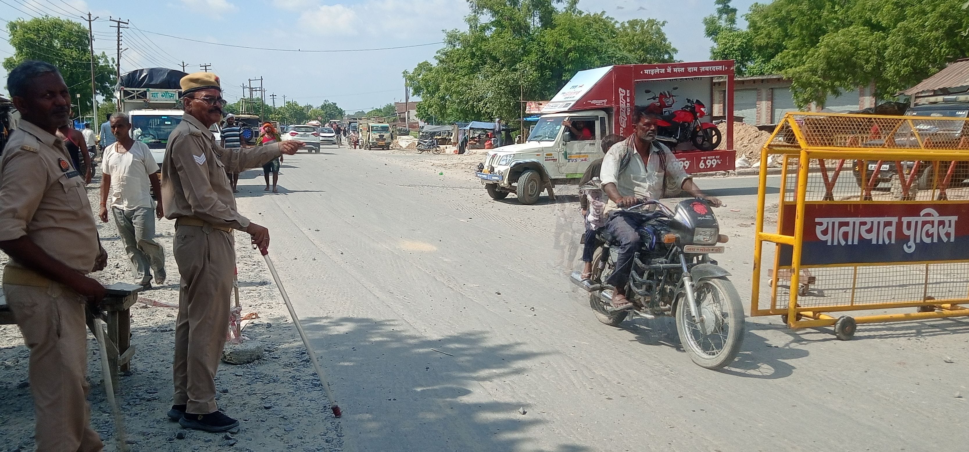 जलालाबाद में रूट डायवर्जन के चलते रोके गए ट्रक