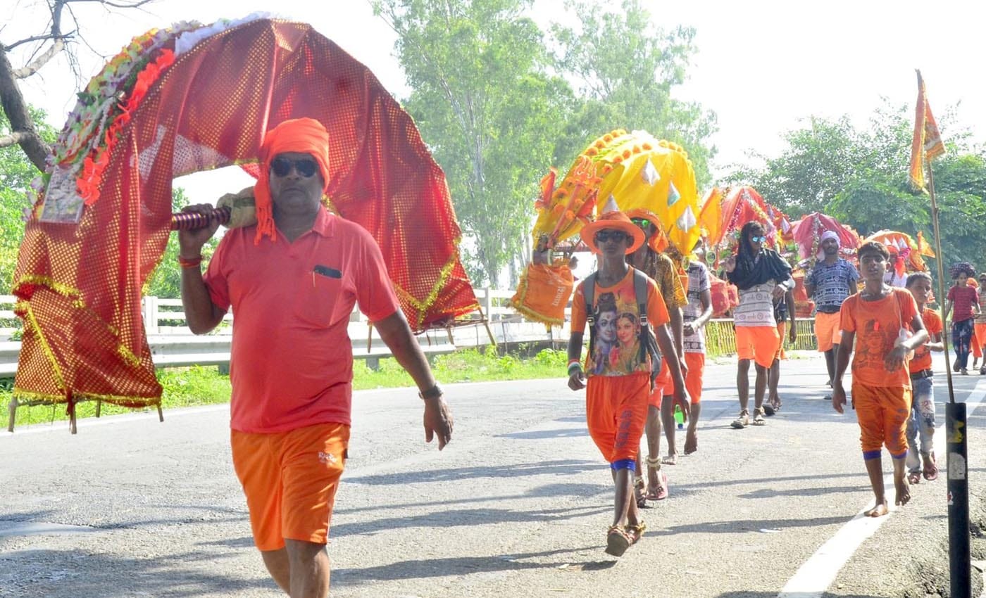 कछला से चला बाइक सवार कांवड़ियों का रेला।