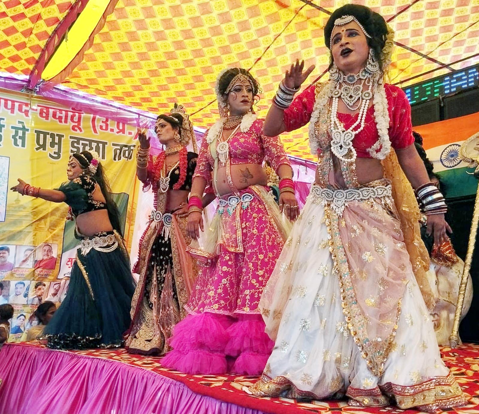 कछला से चला बाइक सवार कांवड़ियों का रेला।