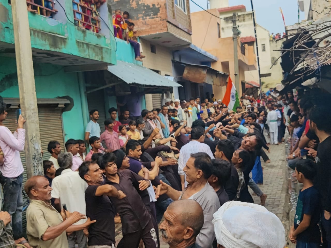 कांधला में मातम मनाते सोगवार कांधला में मातम मनाते सोगवार