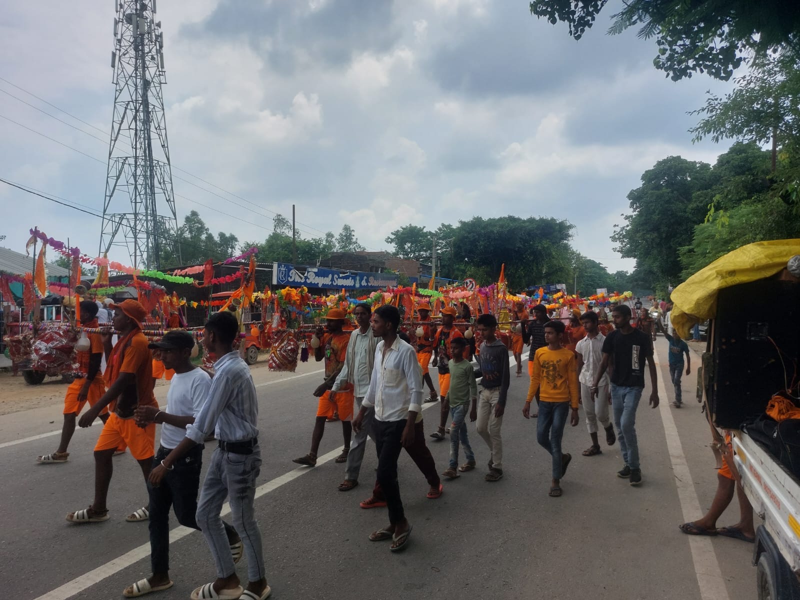 मंडी समिति में कांवडियो के ठहराव स्थल का निरीक्षण करते एसडीएम सदर । संवाद