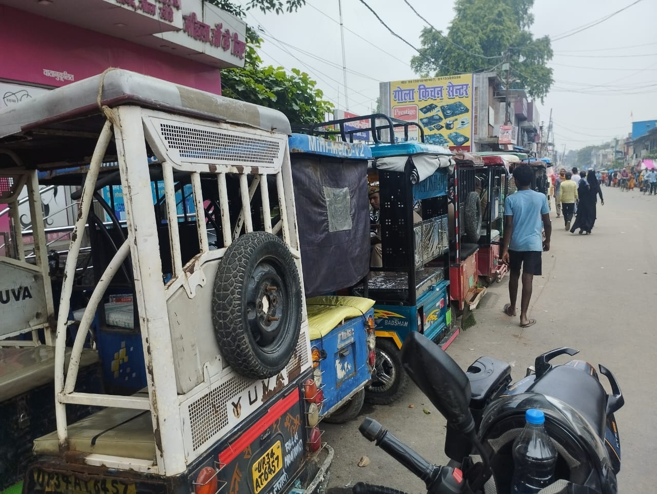 मनिकापुर चौराहे से पहले लखीमपुर रोड के किनारे खड़े ट्रक मनिकापुर चौराहे से पहले लखीमपुर रोड के किनारे खड़े ट्रक