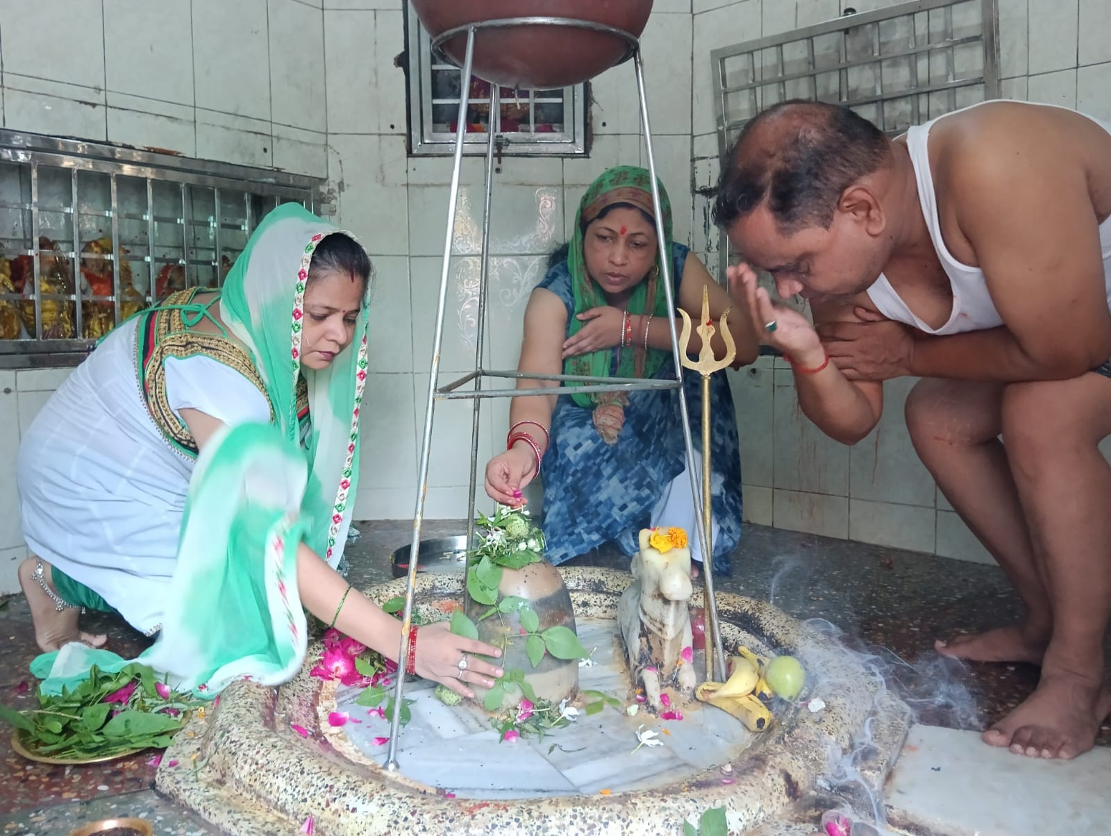 शहर के गौंरी शंकर मंदिर में जलाभिषेक करते श्रद्धांलु । संवाद