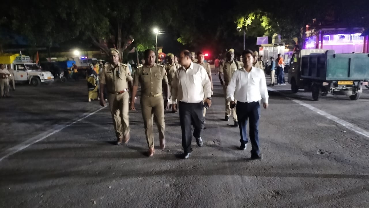 शहर के गौंरी शंकर मंदिर में जलाभिषेक करते श्रद्धांलु । संवाद