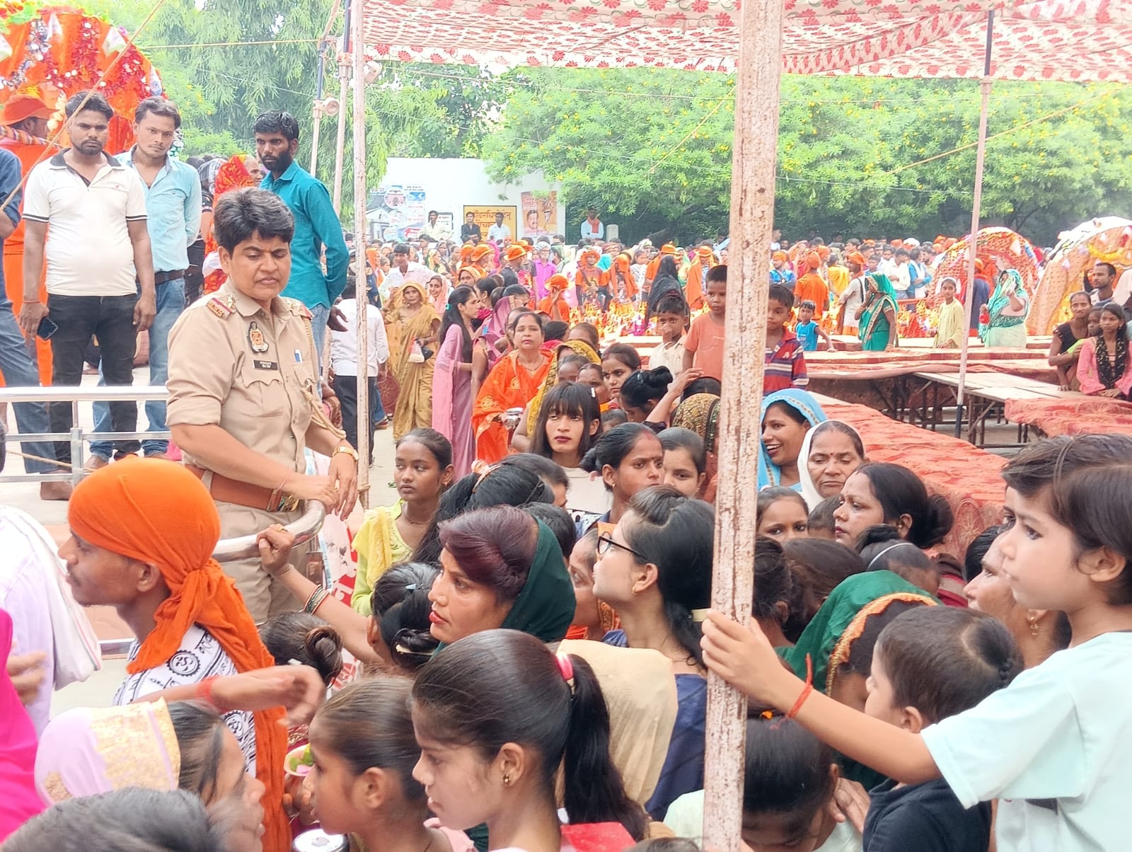 शहर के गौंरी शंकर मंदिर में जलाभिषेक करते श्रद्धांलु । संवाद