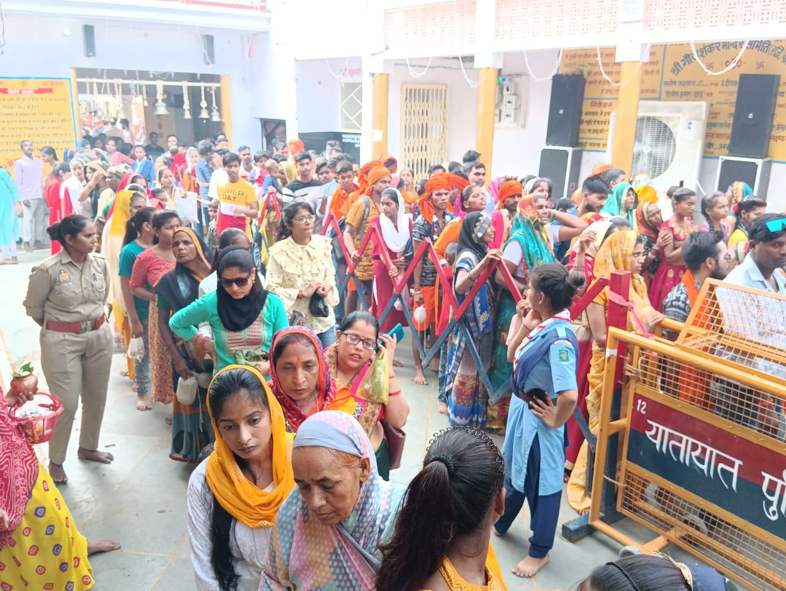 शहर के गौंरी शंकर मंदिर में जलाभिषेक करते श्रद्धांलु । संवाद