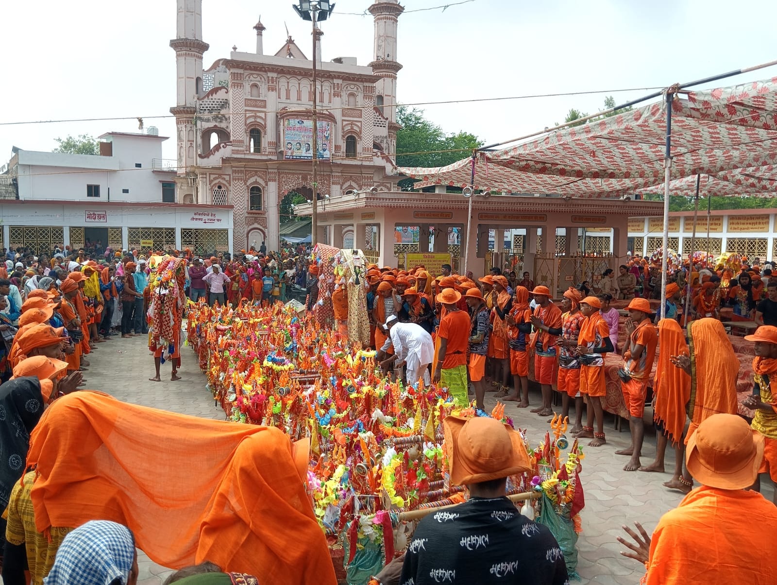 शहर के गौंरी शंकर मंदिर में जलाभिषेक करते श्रद्धांलु । संवाद