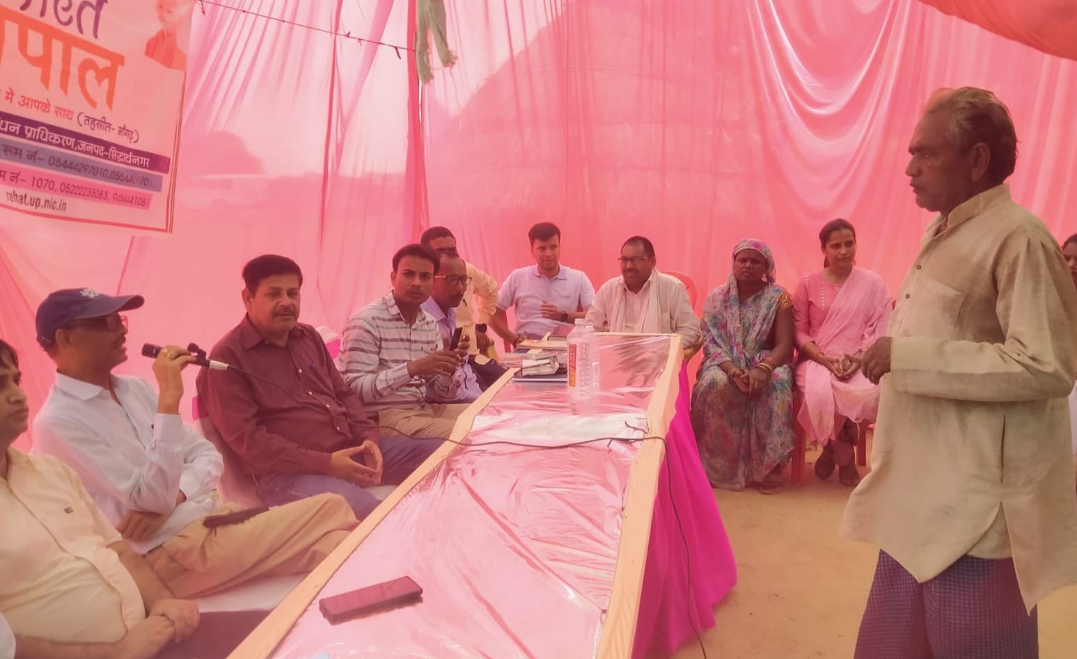 जोगिया ब्लॉक क्षेत्र के ग्राम पंचायत नदवलिया में चौपाल लगाकर ग्रामीणों की समस्या सुनते एसडीएम श जोगिया ब्लॉक क्षेत्र के ग्राम पंचायत नदवलिया में चौपाल लगाकर ग्रामीणों की समस्या सुनते एसडीएम श