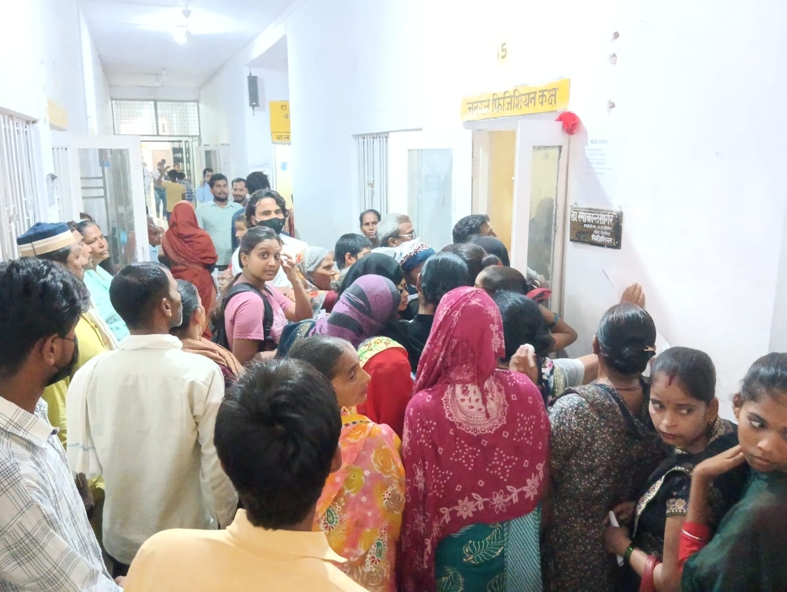 जिला चिकित्सालय में पर्चा बनवाने के लिए लगी लोगो की लम्बी लाइन । संवाद जिला चिकित्सालय में पर्चा बनवाने के लिए लगी लोगो की लम्बी लाइन । संवाद