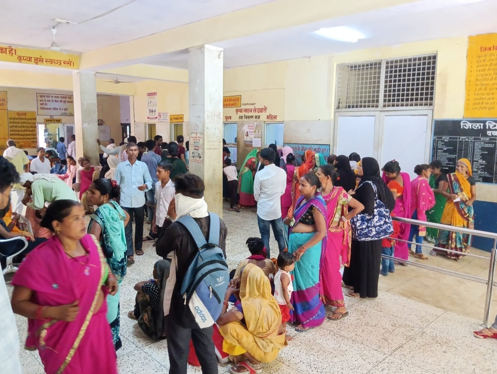 जिला चिकित्सालय में पर्चा बनवाने के लिए लगी लोगो की लम्बी लाइन । संवाद जिला चिकित्सालय में पर्चा बनवाने के लिए लगी लोगो की लम्बी लाइन । संवाद