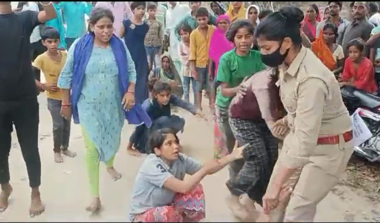कंधई थाना क्षेत्र के वारी खुर्द में मारपीट में घायल युवक की मौत के बाद बिलखते परिजन। संवाद कंधई थाना क्षेत्र के वारी खुर्द में मारपीट में घायल युवक की मौत के बाद बिलखते परिजन। संवाद