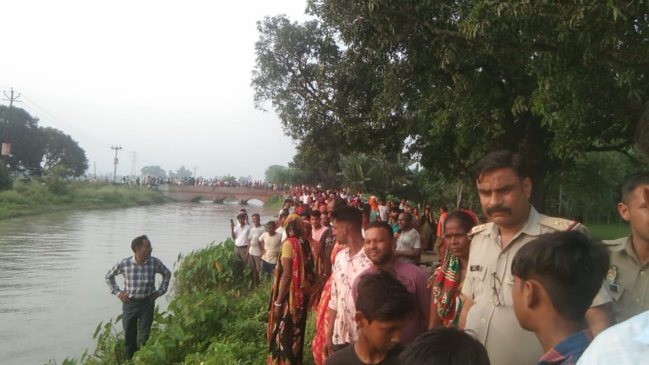 नहर में तालाश करते गोताखोर । संवाद नहर में तालाश करते गोताखोर । संवाद