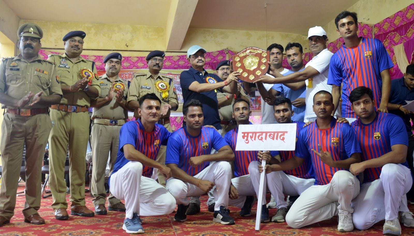 पुलिस लाइन में बदायूं की महिला टीम को शील्ड देकर सम्मानित करते एसएसपी डॉ. ओपी सिंह।