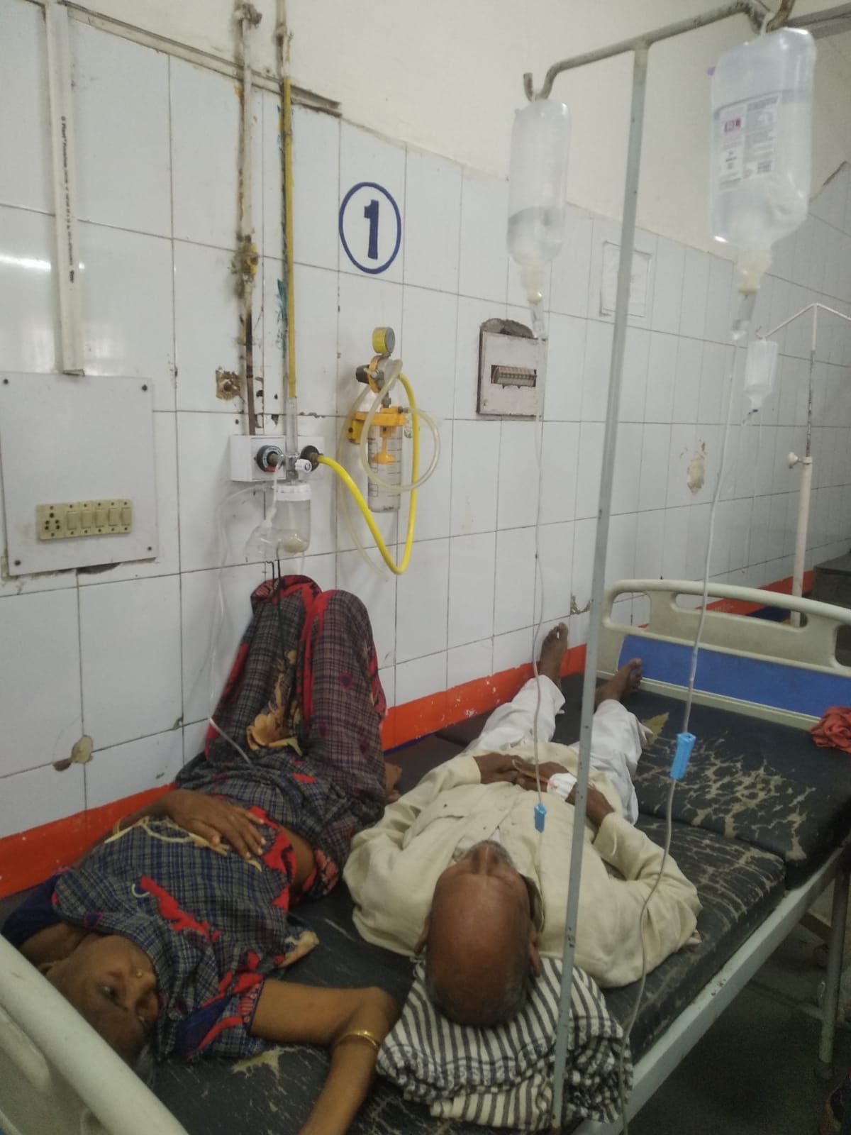 राजकीय मेडिकल कॉलेज में वार्ड में जगह नहीं होने के कारण एक बेड पर लिटाकर दो मरीजों का उपचार किय