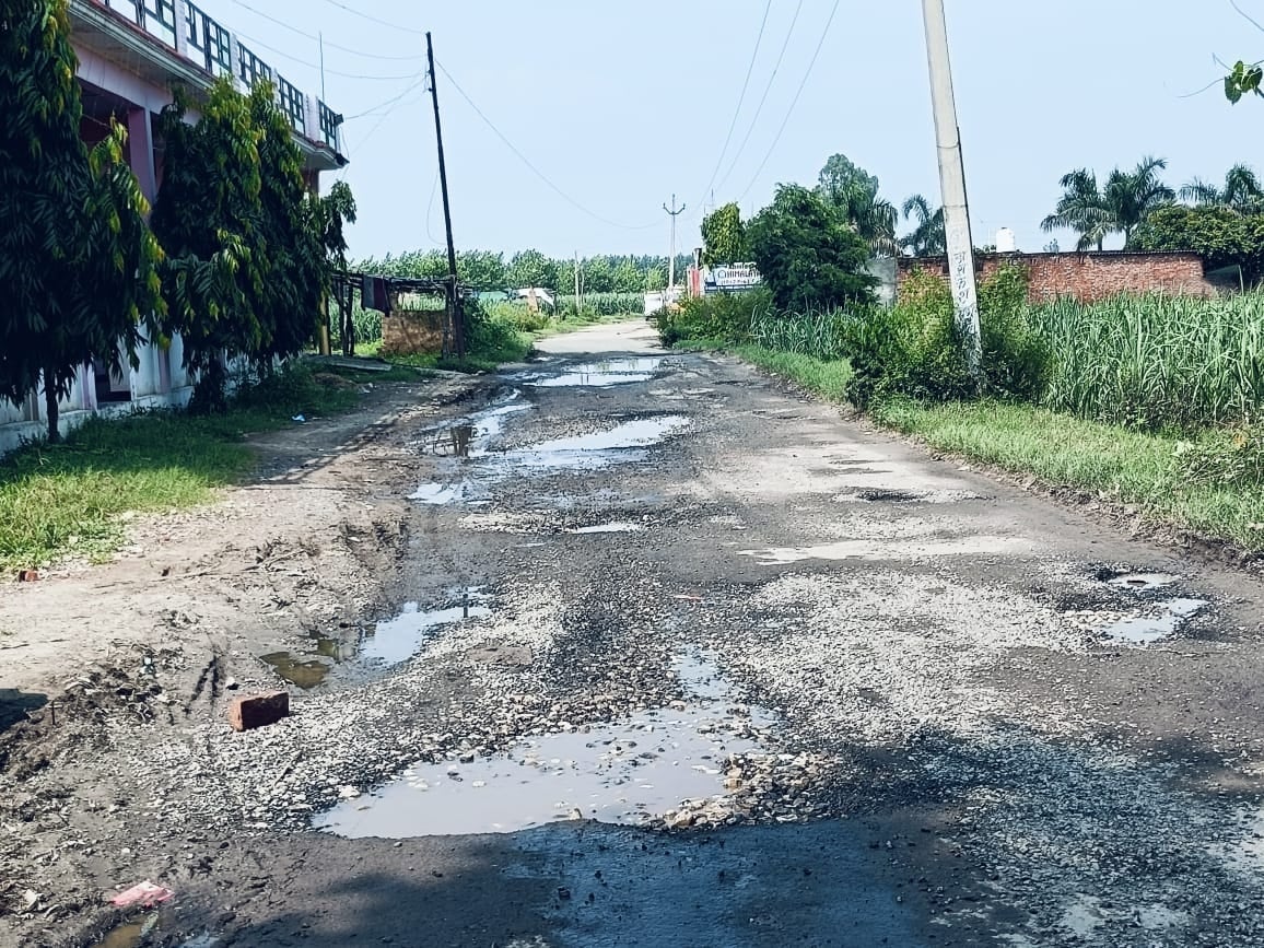 शहर के विश्वकर्मा चौक पर पर सड़क में हुआ गढडा। शहर के विश्वकर्मा चौक पर पर सड़क में हुआ गढडा।