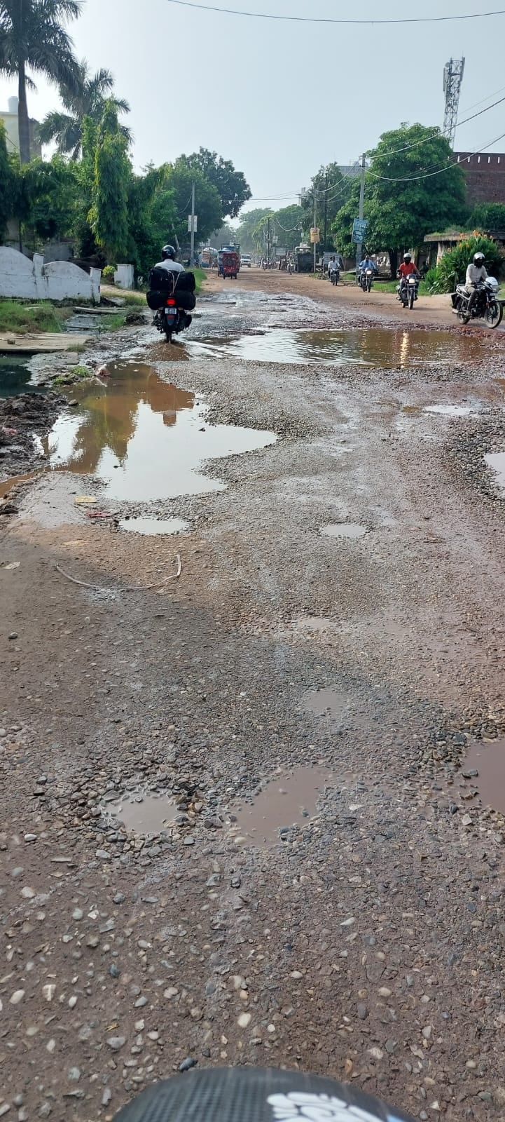 शहर के विश्वकर्मा चौक पर पर सड़क में हुआ गढडा। शहर के विश्वकर्मा चौक पर पर सड़क में हुआ गढडा।