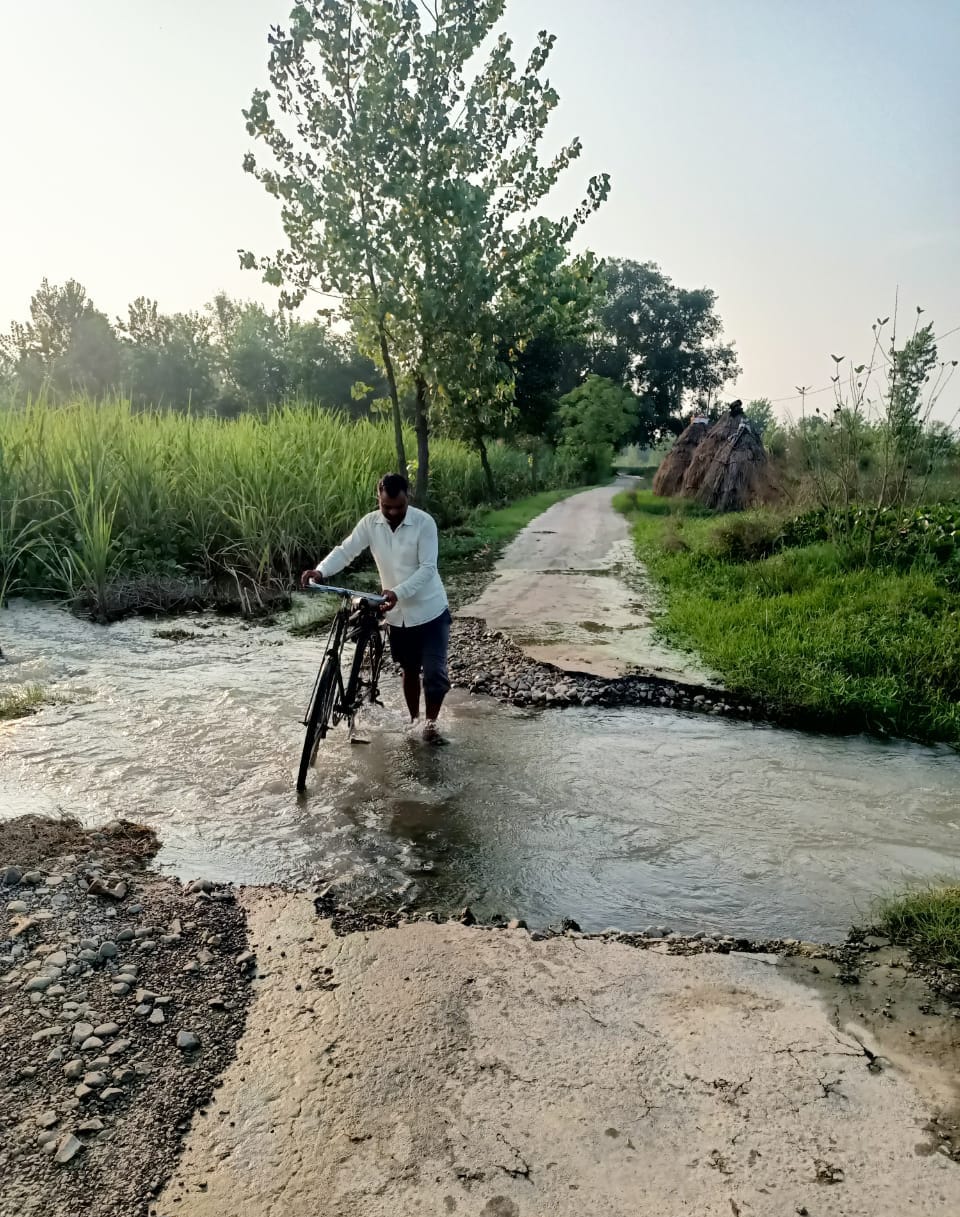 शहर के विश्वकर्मा चौक पर पर सड़क में हुआ गढडा। शहर के विश्वकर्मा चौक पर पर सड़क में हुआ गढडा।