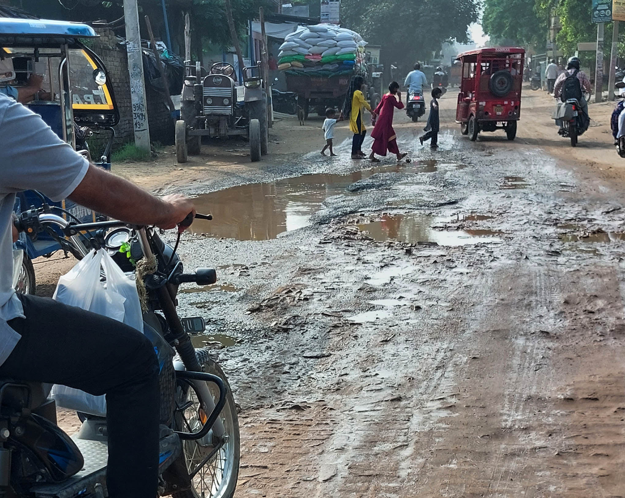 शहर के विश्वकर्मा चौक पर पर सड़क में हुआ गढडा। शहर के विश्वकर्मा चौक पर पर सड़क में हुआ गढडा।