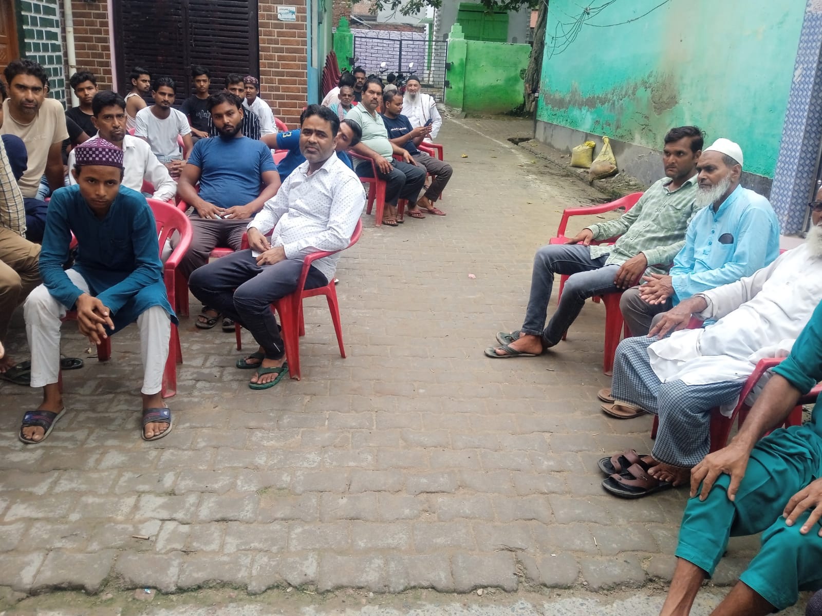 बीसलपुर चीनी मिल के पास हुए हादसे में क्ष्रतिग्रत हुई कार । संवाद