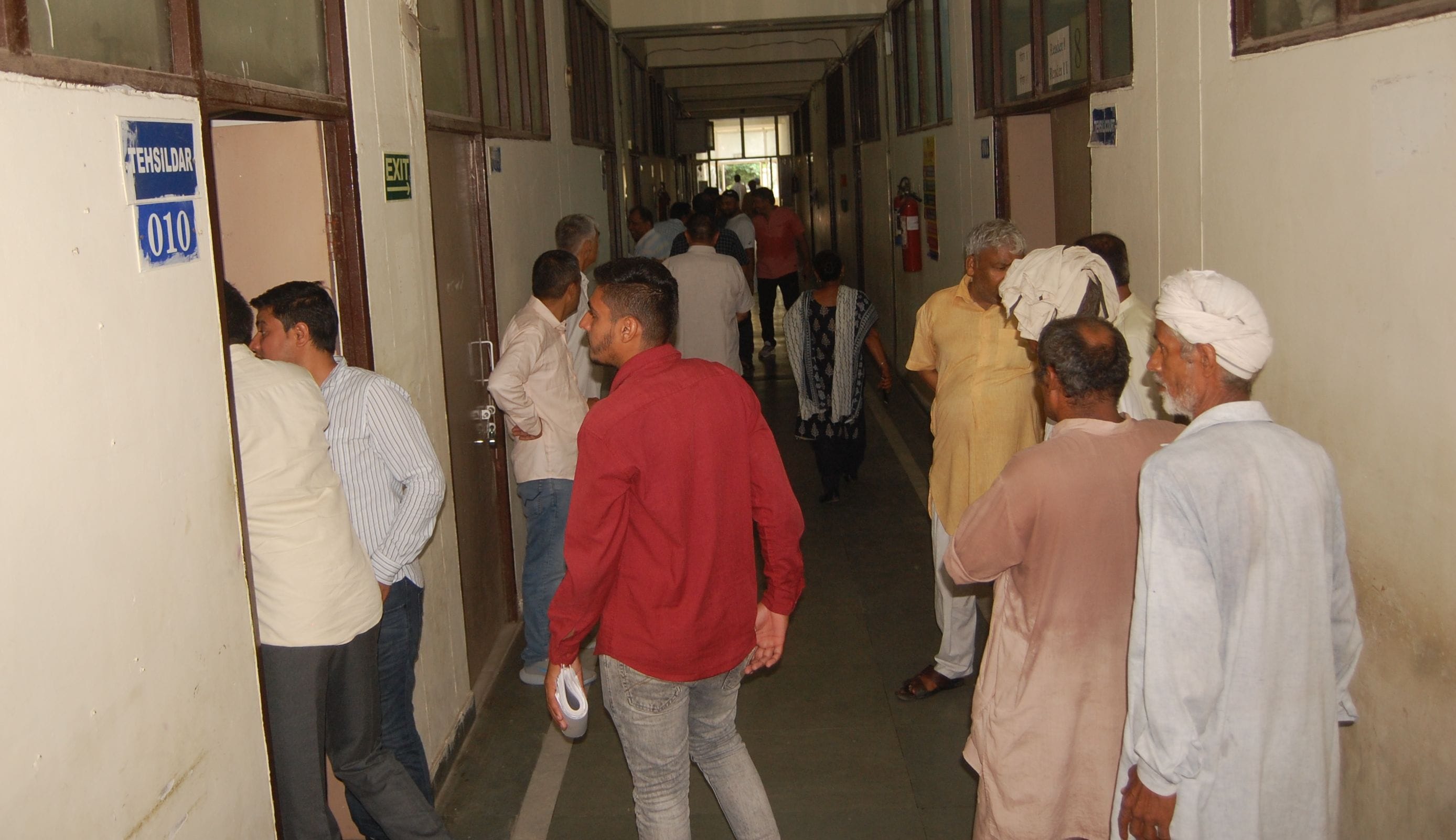फोटो 20. सोनीपत तहसील कार्यालय में रजिस्ट्री कराने के लिए तहसीलदार कक्ष के बाहर खड़े लोग। संवाद