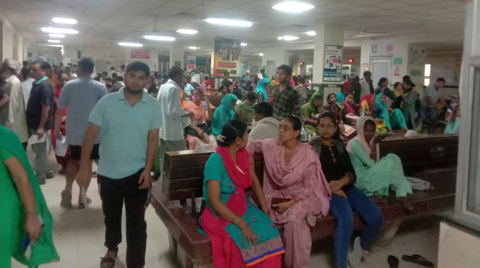 फोटो 35. नागरिक अस्पताल में उपचार कराने पहुंचे मरीज। संवाद