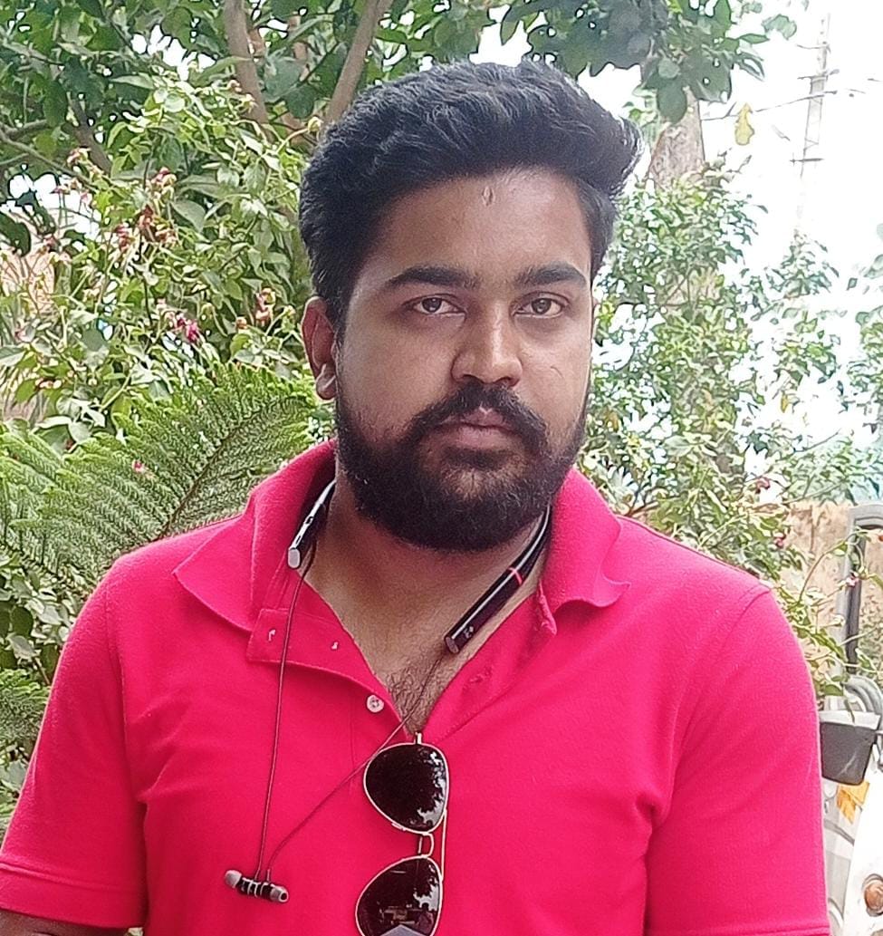 माघौंटांडा पीलीभीत मार्ग पर सवारियो से भरी मैजिक । संवाद
