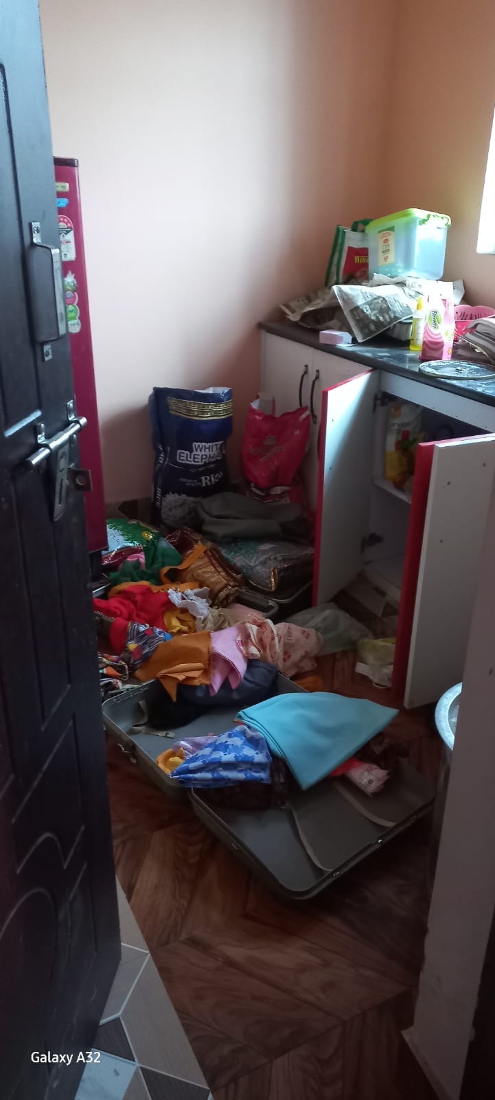 नगर पंचायत गुलडिया भिडारा में मकान में चोरी की घटना के बाद बिखरा पडा समान । संवाद नगर पंचायत गुलडिया भिडारा में मकान में चोरी की घटना के बाद बिखरा पडा समान । संवाद