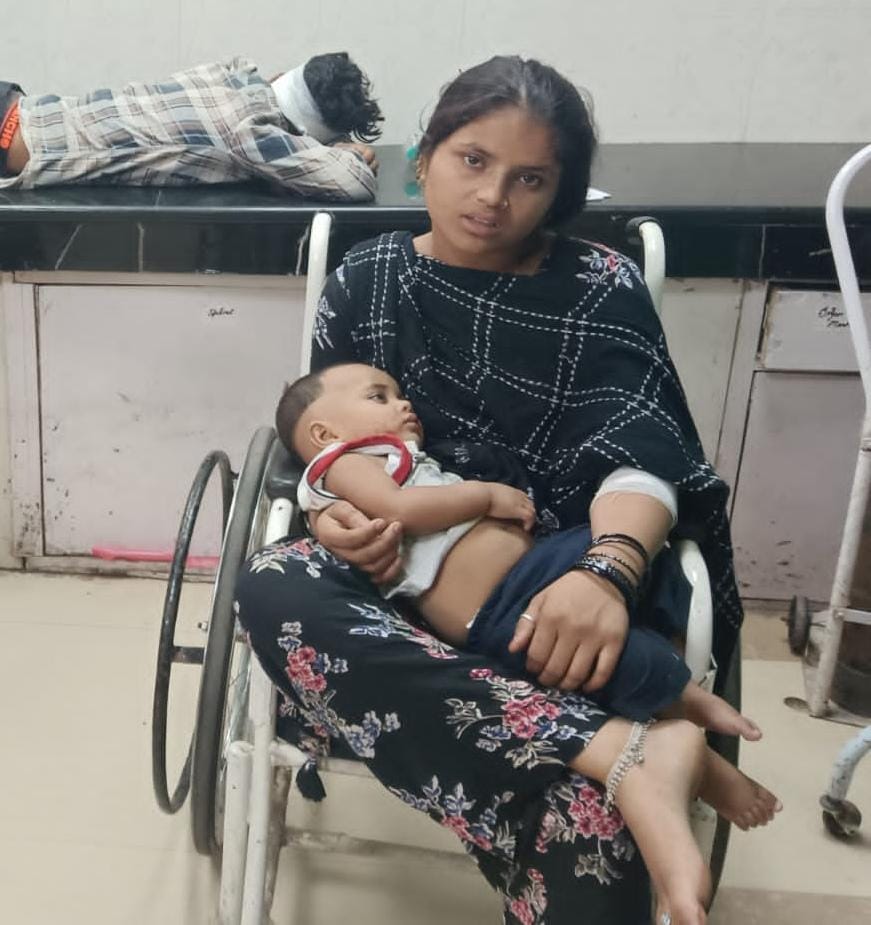 नागरिक अस्पताल में घायल बच्ची उपचाराधीन नागरिक अस्पताल में घायल बच्ची उपचाराधीन