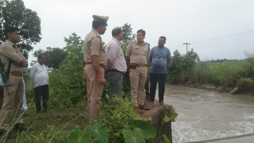 रोती बिलखती समर सेन की मां । संवाद