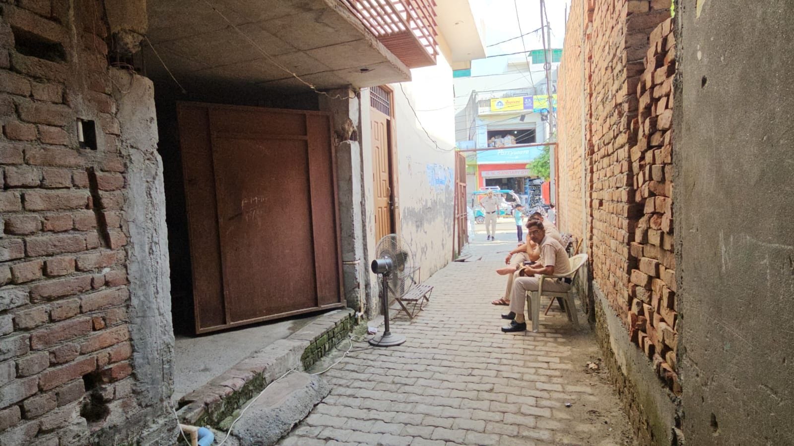 सोनीपत के बहालगढ़ रोड स्थित खान कॉलोनी में धार्मिक स्थल के बाहर तैनात पुलिस बल। संवाद सोनीपत के बहालगढ़ रोड स्थित खान कॉलोनी में धार्मिक स्थल के बाहर तैनात पुलिस बल। संवाद