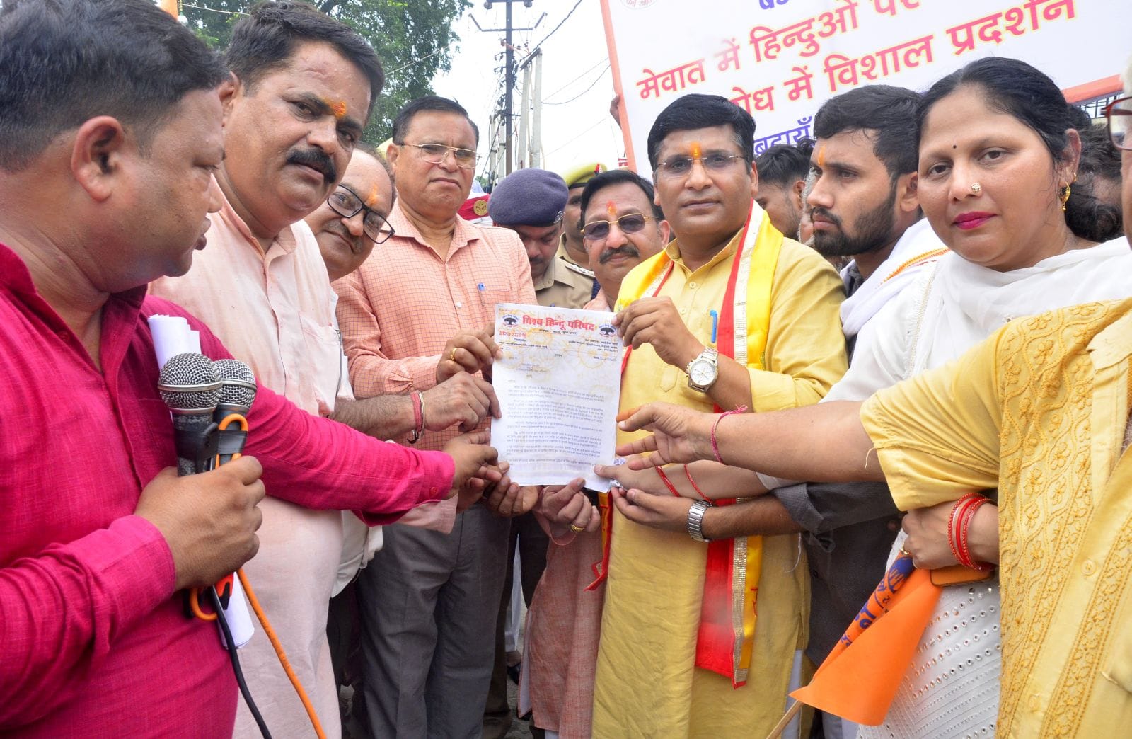 कलक्ट्रेट तिराहे पर विश्व हिंदू परिषद व बजरंग दल ने नूंह की घटना के विरोध में पुतला फूंका। संवा