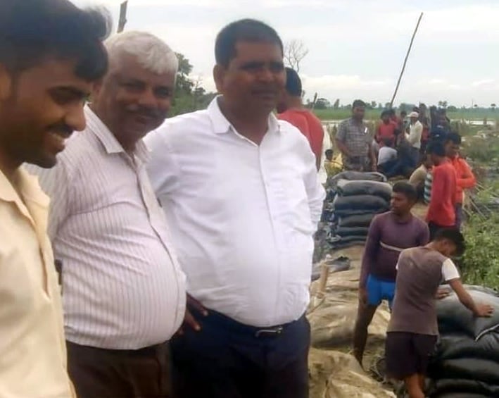 कटान स्थल का निरीक्षण करते लेखपाल व ग्राम प्रधान