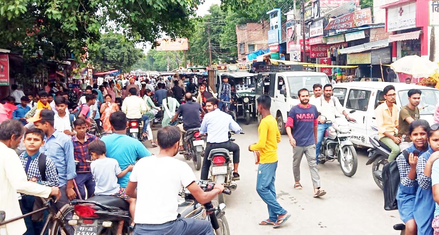 पुवायां में मेवात हिंसा के आरोपियों का पुतला दहन करते विहिप, बजरंग दल कार्यकर्ता