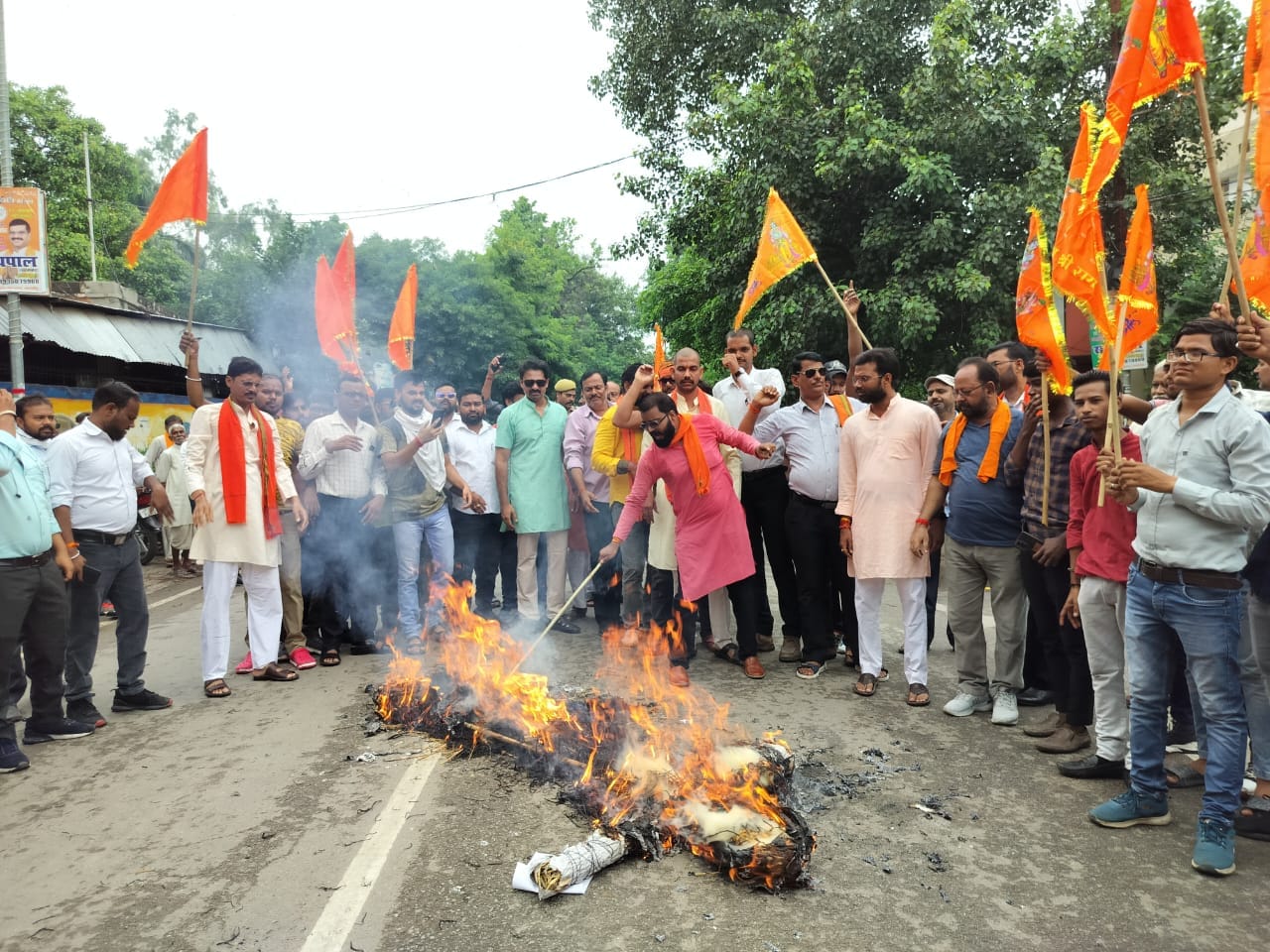 पुवायां में मेवात हिंसा के आरोपियों का पुतला दहन करते विहिप, बजरंग दल कार्यकर्ता