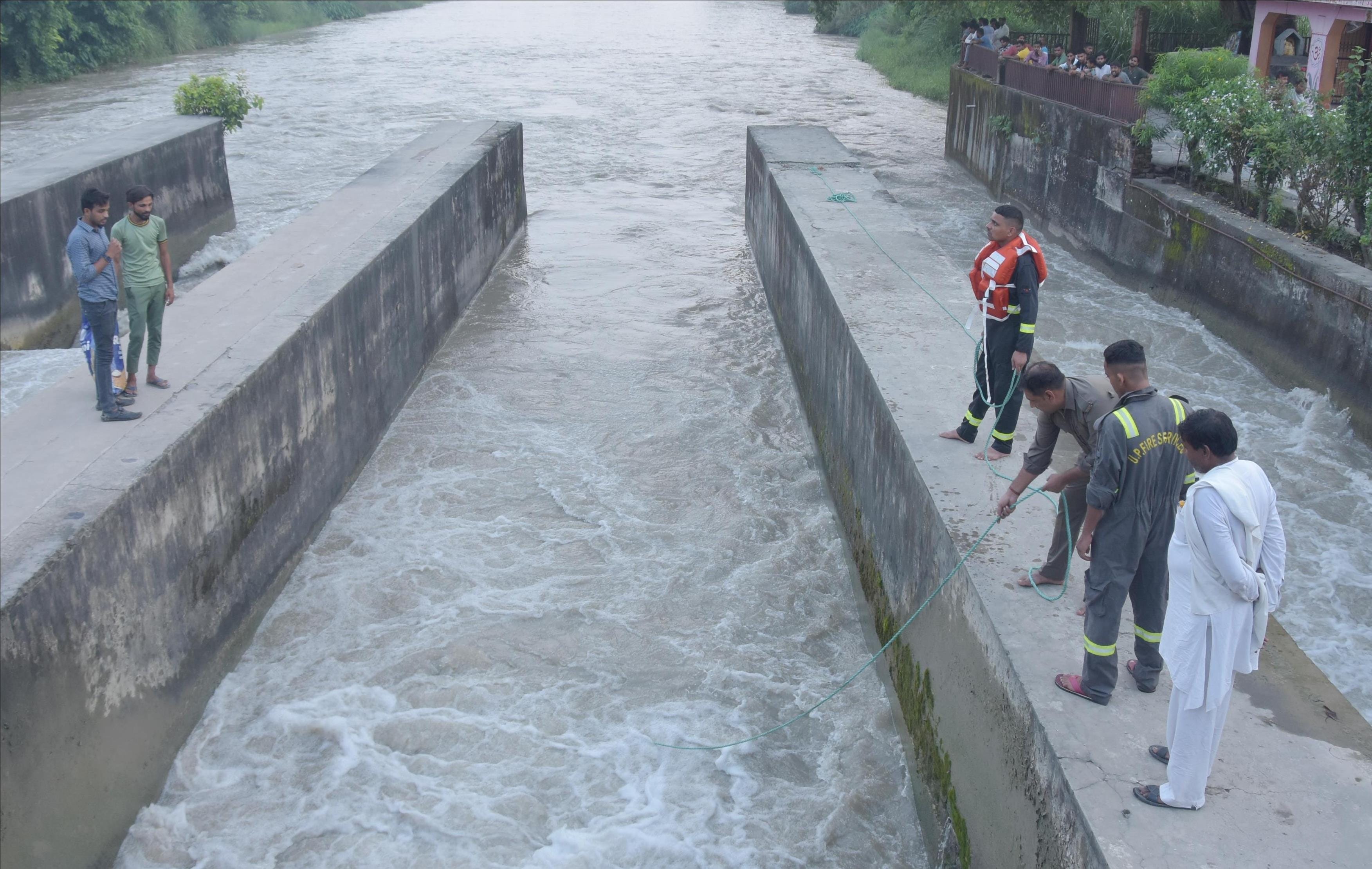 सहारनपुर की बडी नहर में डूबे मामा भांजे नहर पर जमा भीड़ सहारनपुर की बडी नहर में डूबे मामा भांजे नहर पर जमा भीड़
