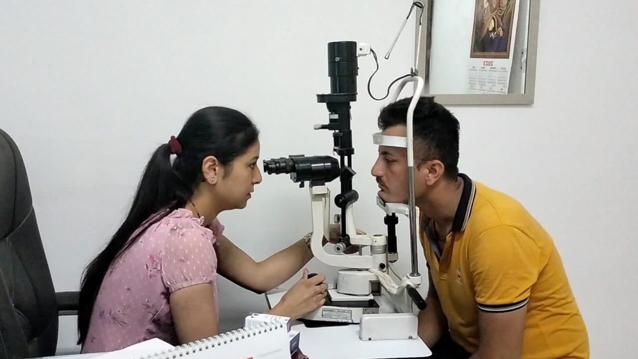 सिविल अस्पताल पांवटा में नेत्र रोग ओपीडी के बाहर उपचार के लिए पहुंचे मरीज: संवाद