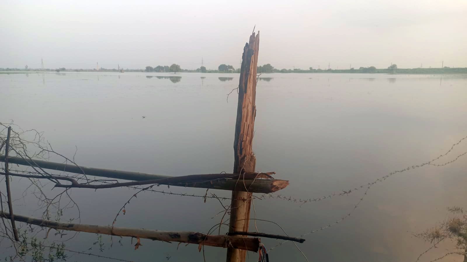 फोटो 16- गोहाना के गांधी नगर में दीवार में आई दरारों को दिखाता पीड़ित परिवार का सदस्य। संवाद फोटो 16- गोहाना के गांधी नगर में दीवार में आई दरारों को दिखाता पीड़ित परिवार का सदस्य। संवाद