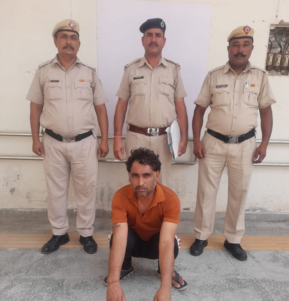 फोटो :21: गांव छिछड़ाना के बुजुर्ग की हत्या के मामले में गिरफ्तार आरोपी पुलिस टीम के साथ। फोटो :21: गांव छिछड़ाना के बुजुर्ग की हत्या के मामले में गिरफ्तार आरोपी पुलिस टीम के साथ।