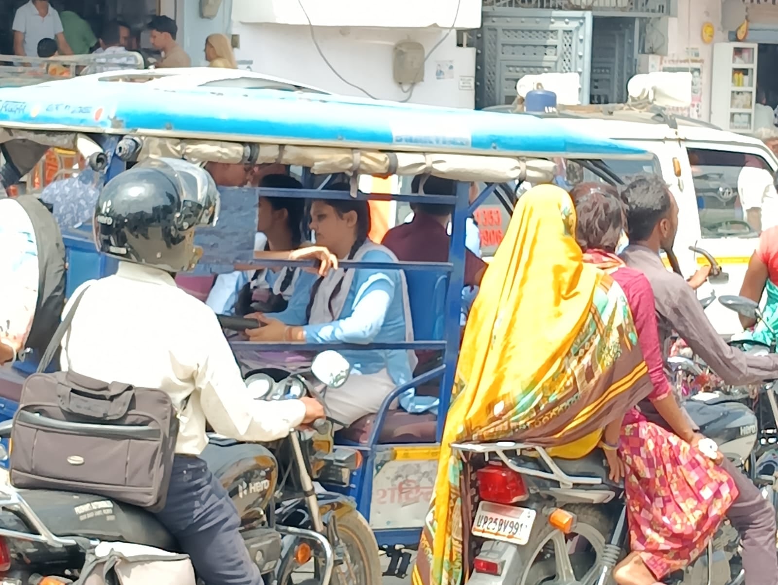 गुरूवार की दोपहर शहर की गांधी स्टेडियम रोड पर लगे जाम में फंसे वाहन ।संवाद