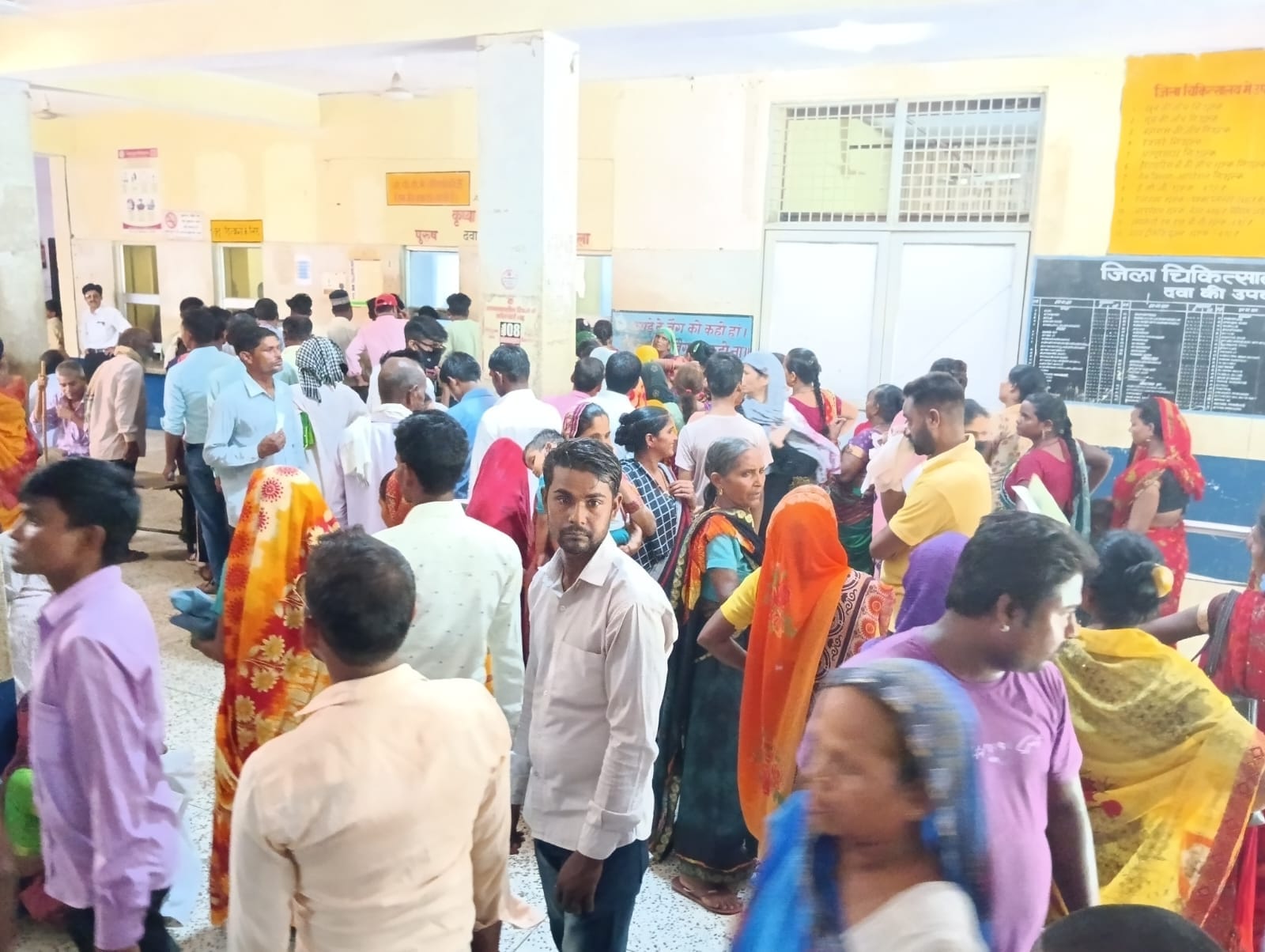 जिला चिकित्सालय में आंखो की जांच करती चिकित्सक व लगी मरीजो की भीड । संवाद